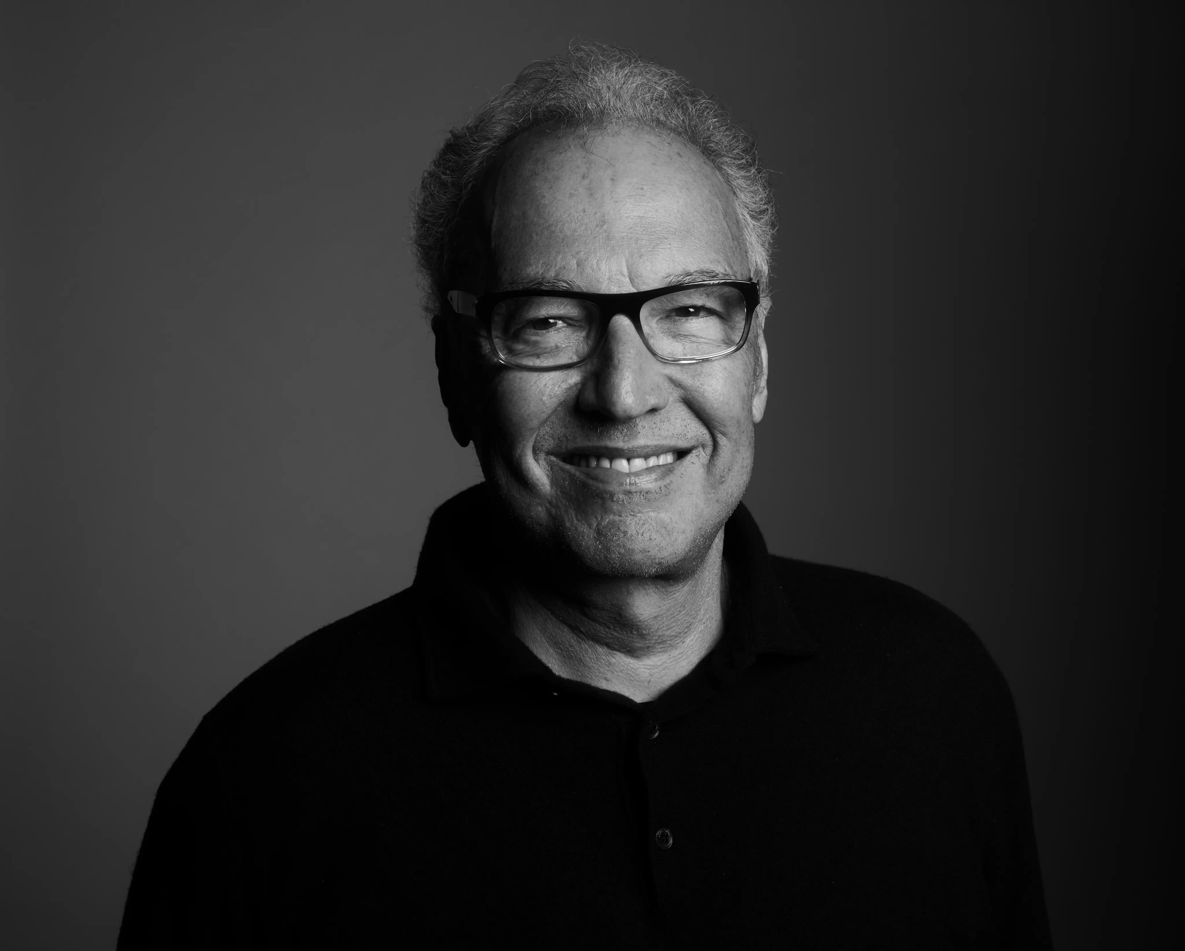 Retrato em preto e branco de Nizan Guanaes